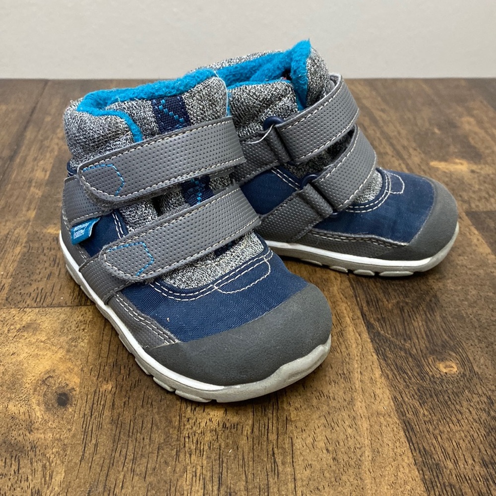 See Kai Run toddler hightop shoes. Size 6.